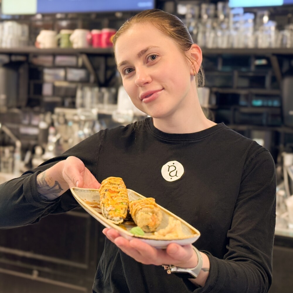 Hanna på Rå Sushi K1 viser frem nyheten Sushi Burrito