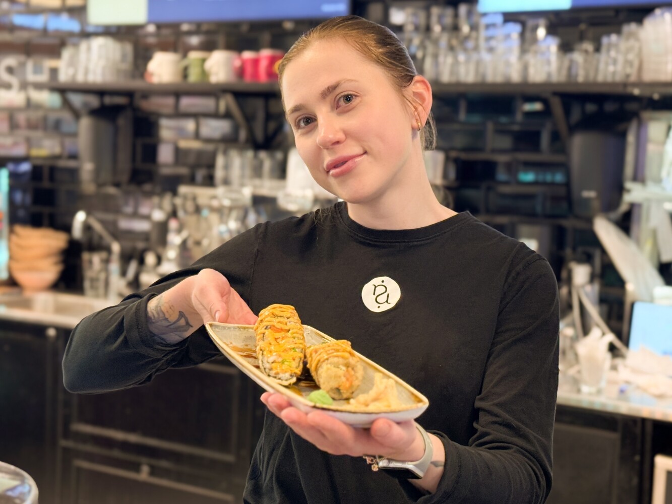 Hanna på Rå Sushi K1 viser frem nyheten Sushi Burrito