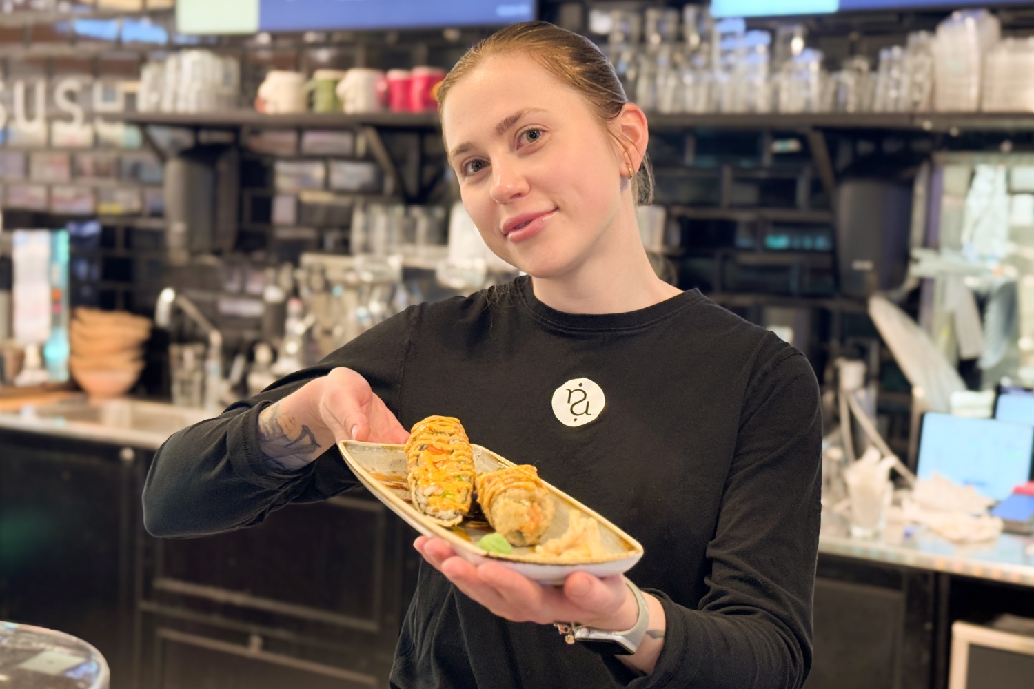 Hanna på Rå Sushi K1 viser frem nyheten Sushi Burrito